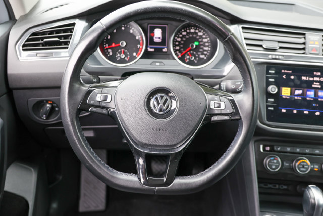 Used 2018 Volkswagen Tiguan SE w/ Panoramic Sunroof Package AWD/4WD image 8