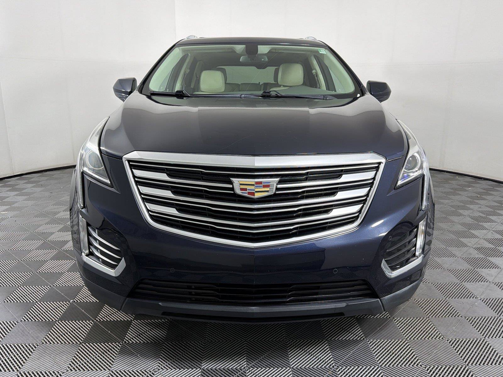 Used 2017 Cadillac XT5 Luxury FWD image 2