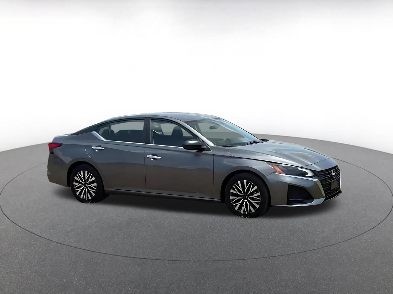 Used 2025 Nissan Altima 2.5 SV FWD image 2