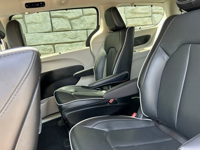 Used 2023 Chrysler Pacifica Limited w/ Uconnect Theater Family Group FWD image 9