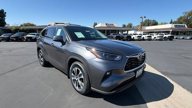 Used 2022 Toyota Highlander XLE AWD/4WD image 2