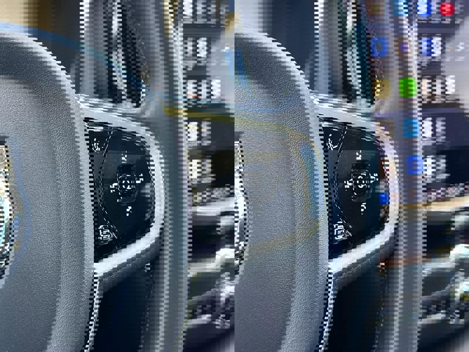 Used 2023 Volvo XC60 B5 Plus image 12