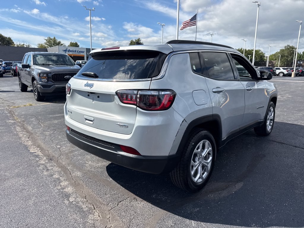 Used 2024 Jeep Compass Latitude AWD/4WD image 7