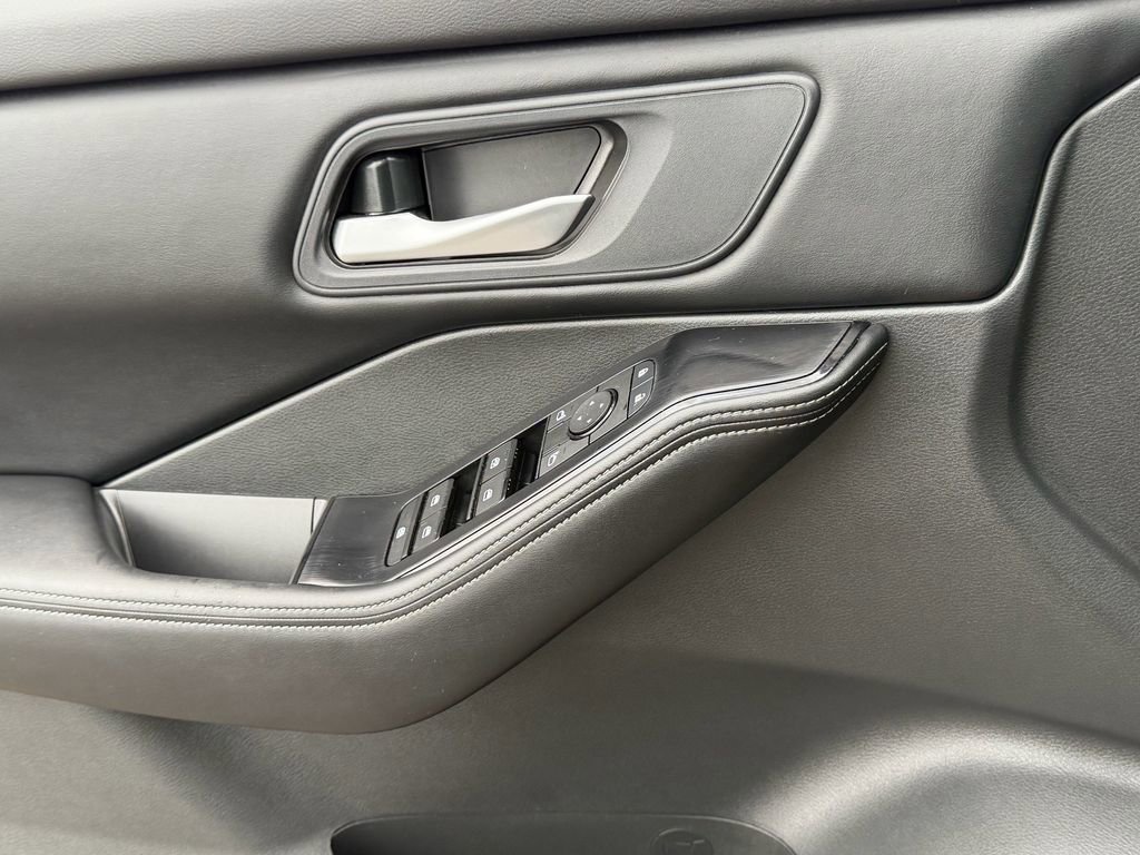 Certified 2025 Nissan Rogue SV FWD image 23