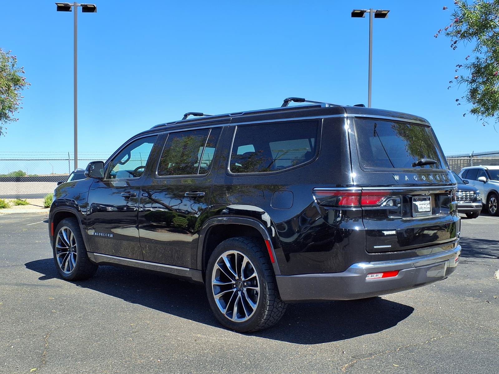 Used 2022 Jeep Wagoneer Series III w/ Premium Group I AWD/4WD image 4