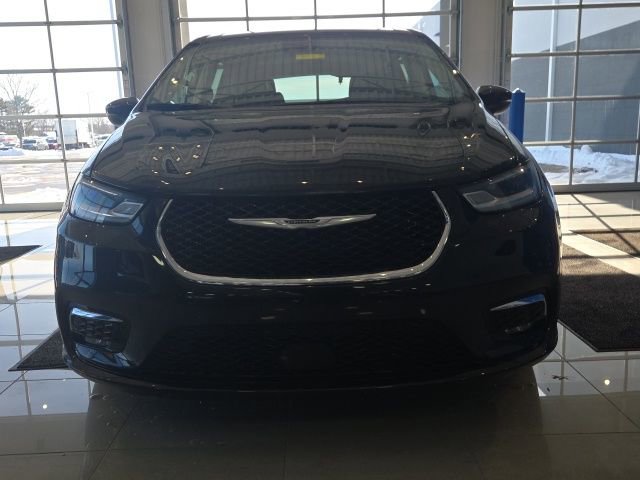 Used 2023 Chrysler Pacifica Touring-L image 4