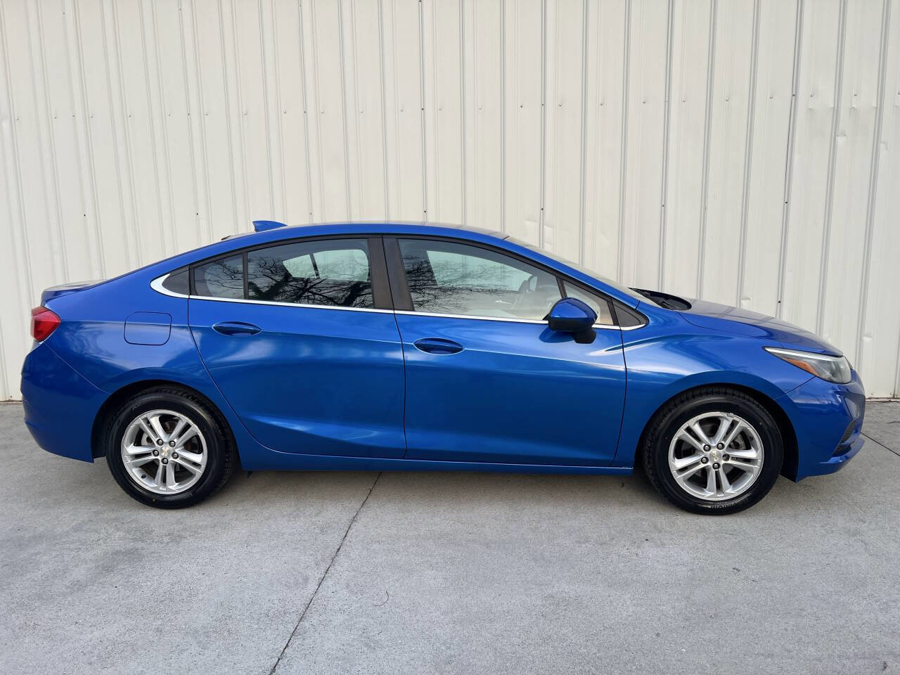 Used 2017 Chevrolet Cruze LT image 2