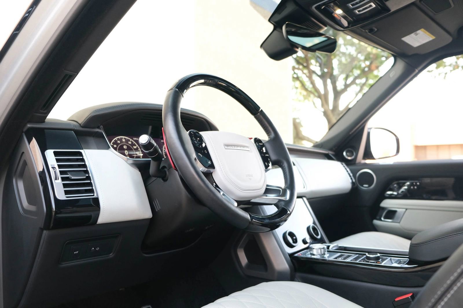 Used 2020 Land Rover Range Rover SV Autobiography Dynamic image 22