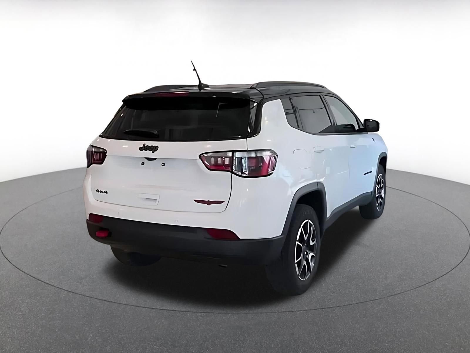 Used 2025 Jeep Compass Trailhawk image 12