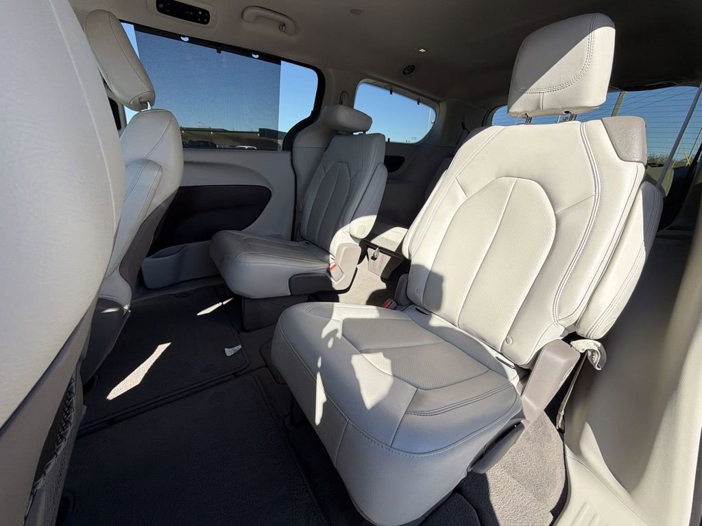 Used 2020 Chrysler Pacifica Touring-L image 29