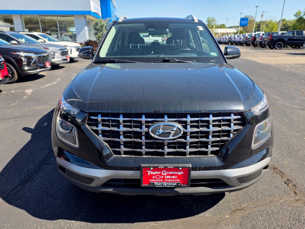 Used 2023 Hyundai Venue SEL FWD image 3