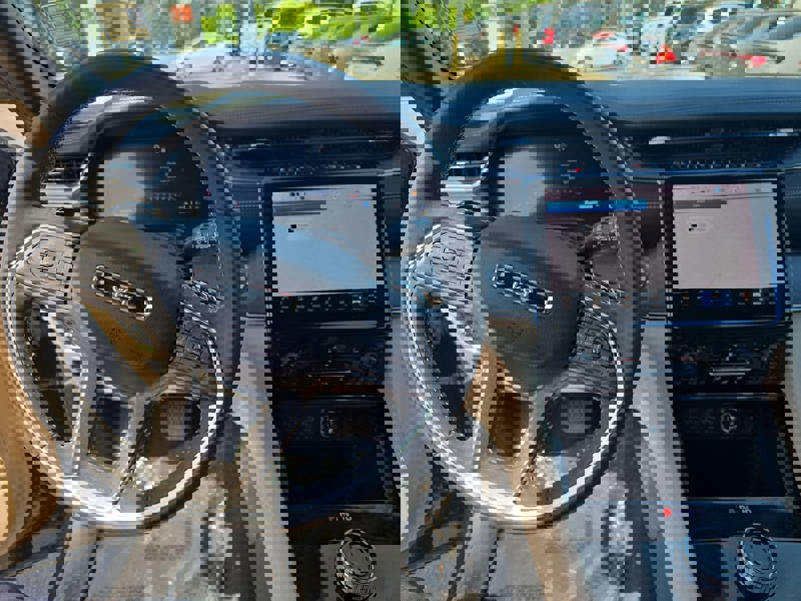 Used 2023 Jeep Grand Cherokee Limited w/ Black Appearance Package image 18