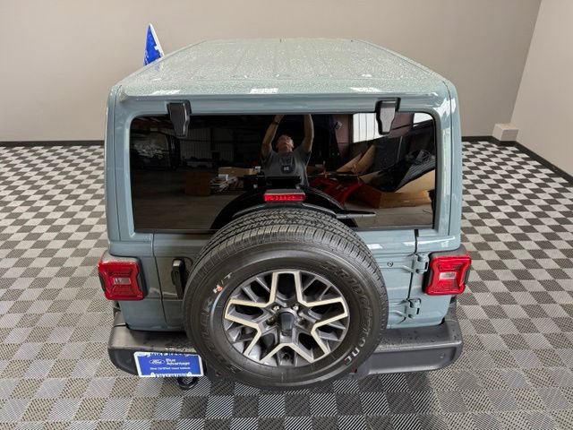 Used 2024 Jeep Wrangler Unlimited Sahara w/ Technology Group AWD/4WD image 12