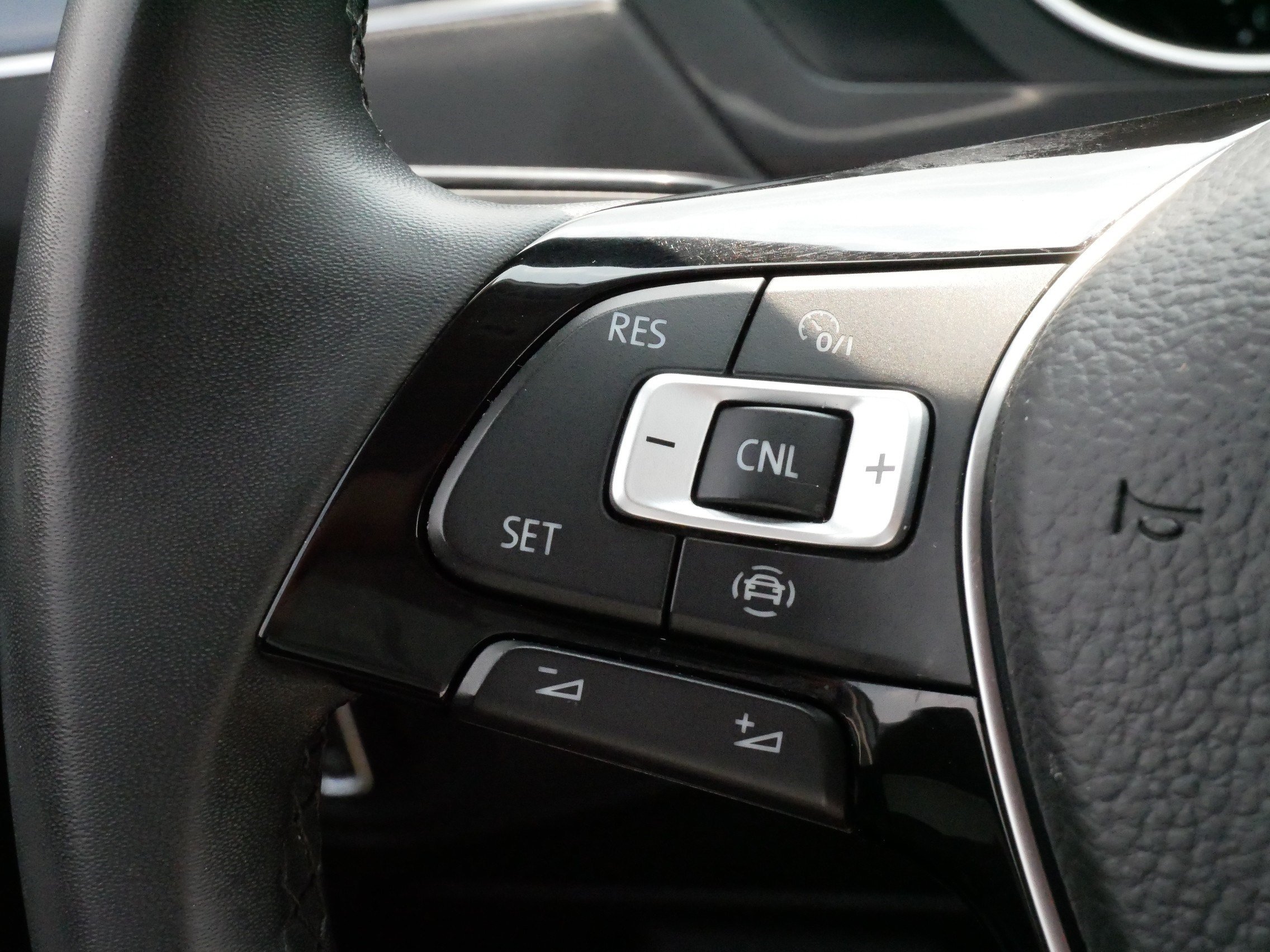 Used 2020 Volkswagen Tiguan SE AWD/4WD image 25