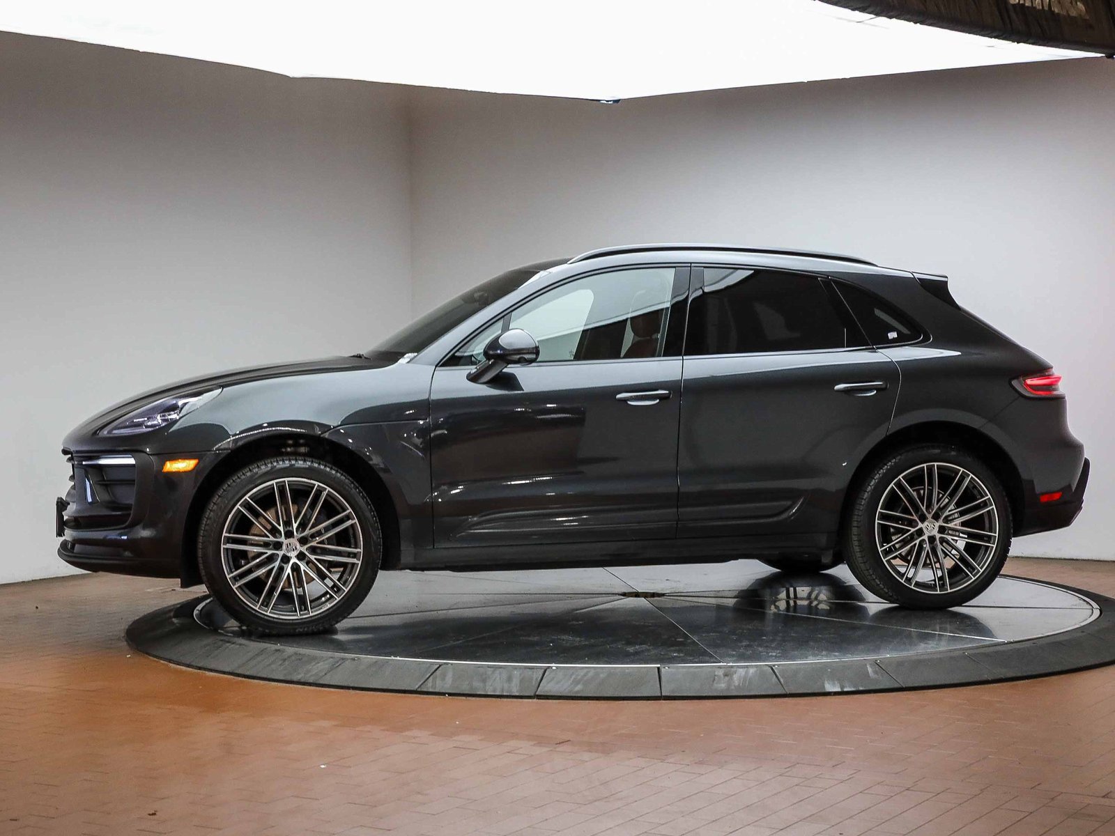 Used 2025 Porsche Macan image 2