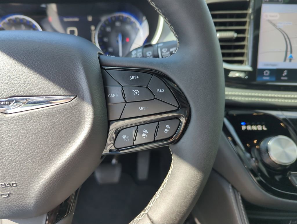 Used 2025 Chrysler Pacifica Limited image 21
