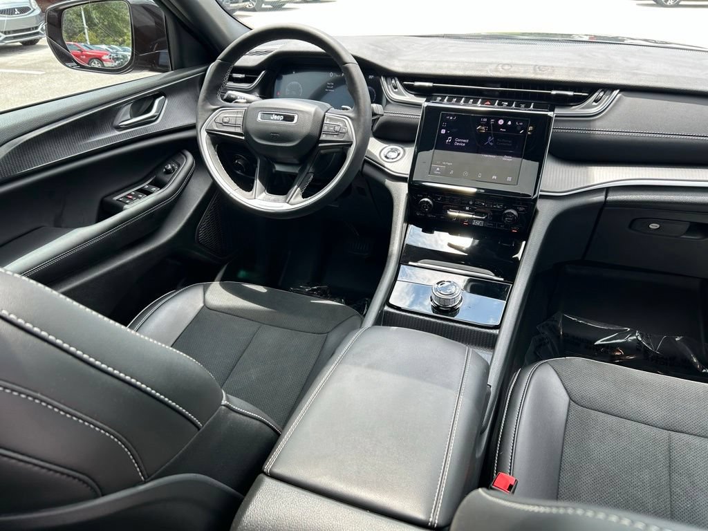 Used 2025 Jeep Grand Cherokee L Altitude RWD image 10