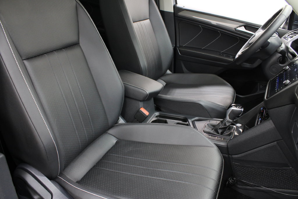 Used 2024 Volkswagen Tiguan SE w/ Panoramic Sunroof Package FWD image 23