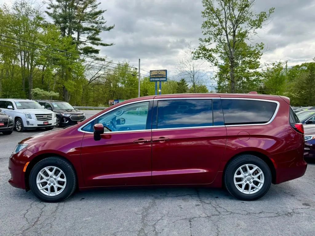 Used 2017 Chrysler Pacifica Touring FWD image 5