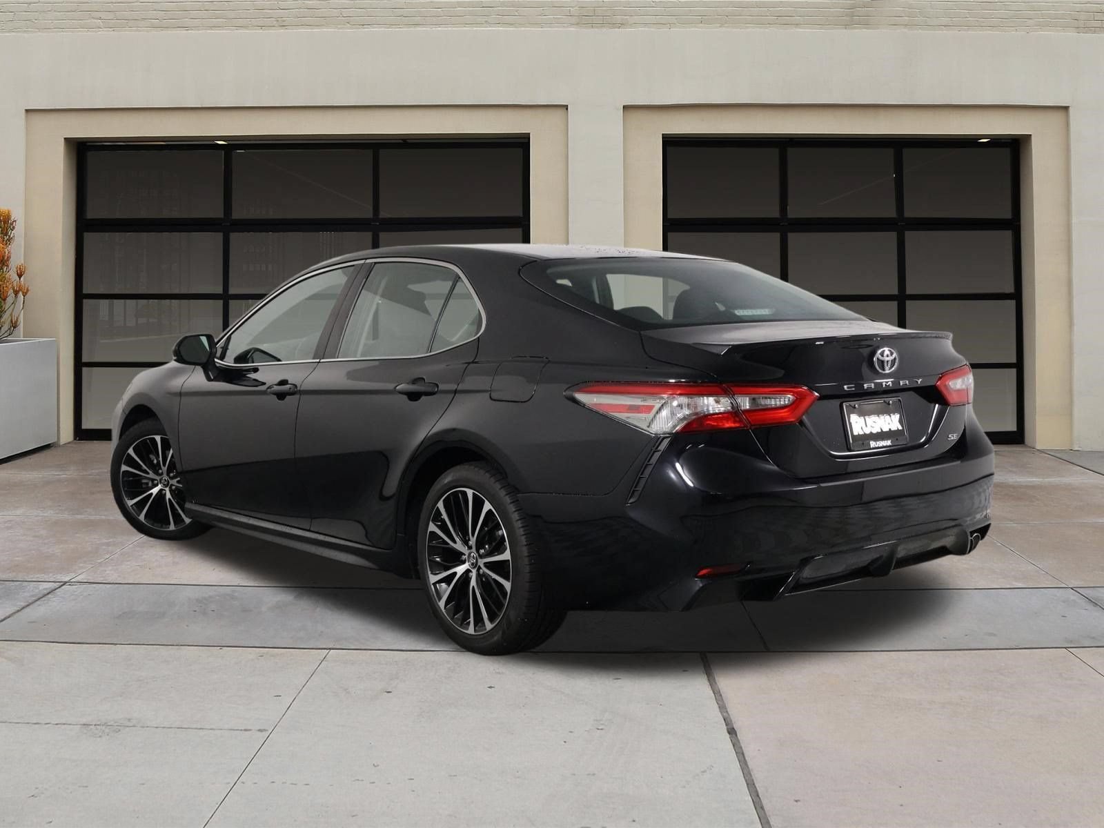 Used 2018 Toyota Camry SE FWD image 2