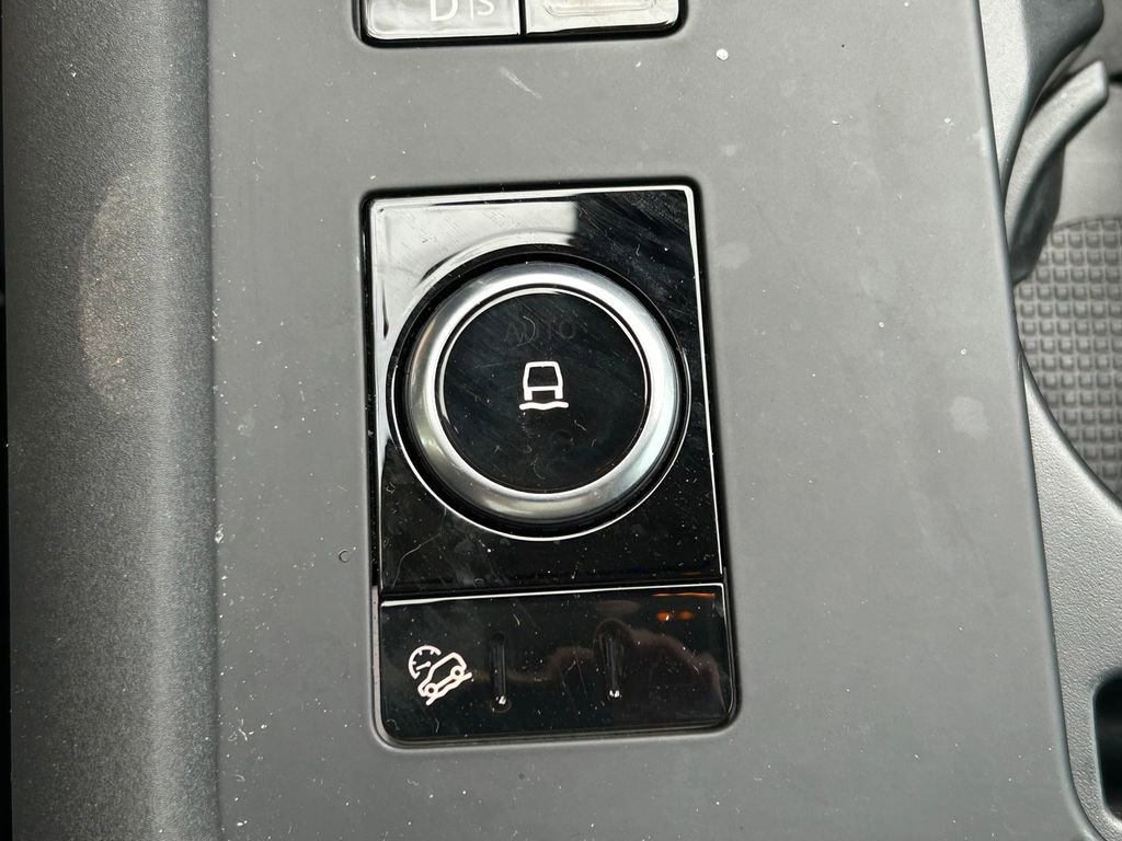 Used 2024 Land Rover Discovery S image 39