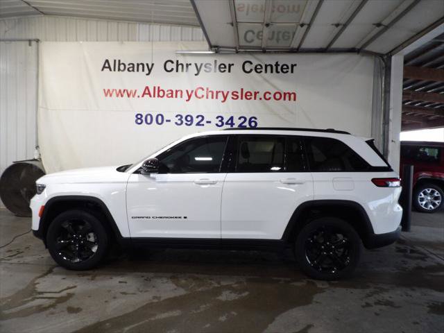 Certified 2023 Jeep Grand Cherokee Limited w/ Black Appearance Package image 1