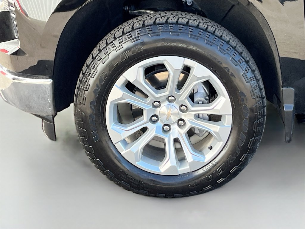 Used 2025 Chevrolet Silverado 1500 LTZ AWD/4WD image 33