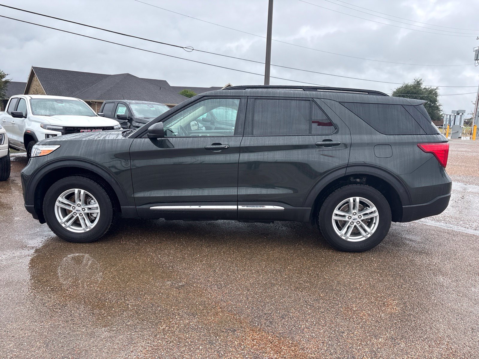 Used 2023 Ford Explorer XLT w/ Equipment Group 202A AWD/4WD image 2