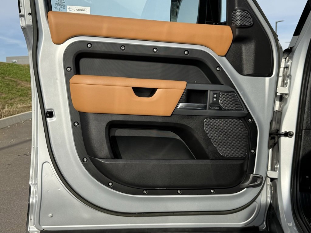 Certified 2023 Land Rover Defender 110 X-Dynamic SE image 15