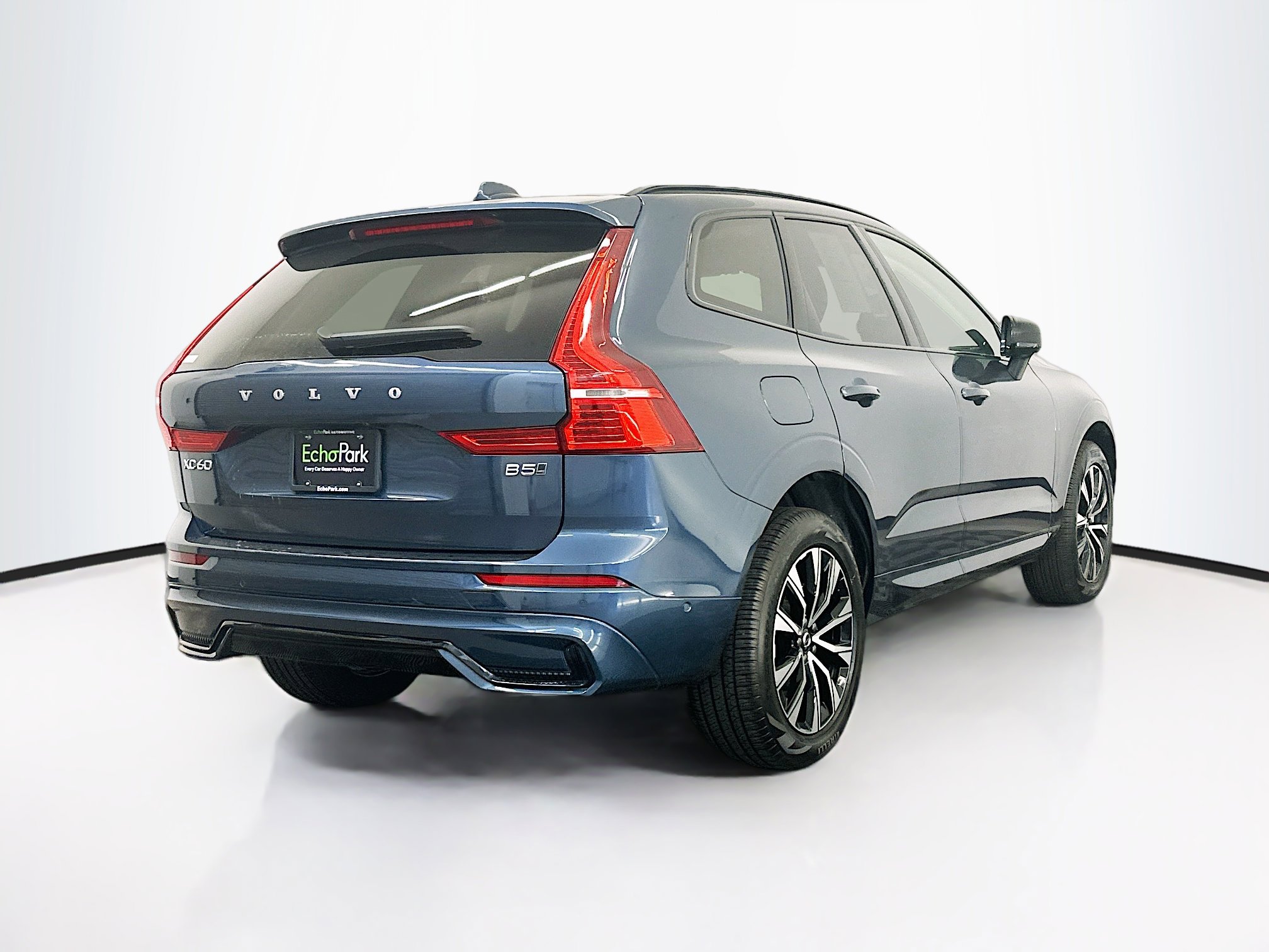 Used 2025 Volvo XC60 B5 Plus image 9