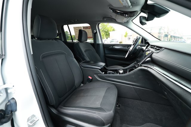 Used 2022 Jeep Grand Cherokee Laredo w/ Luxury Tech Group I AWD/4WD image 28