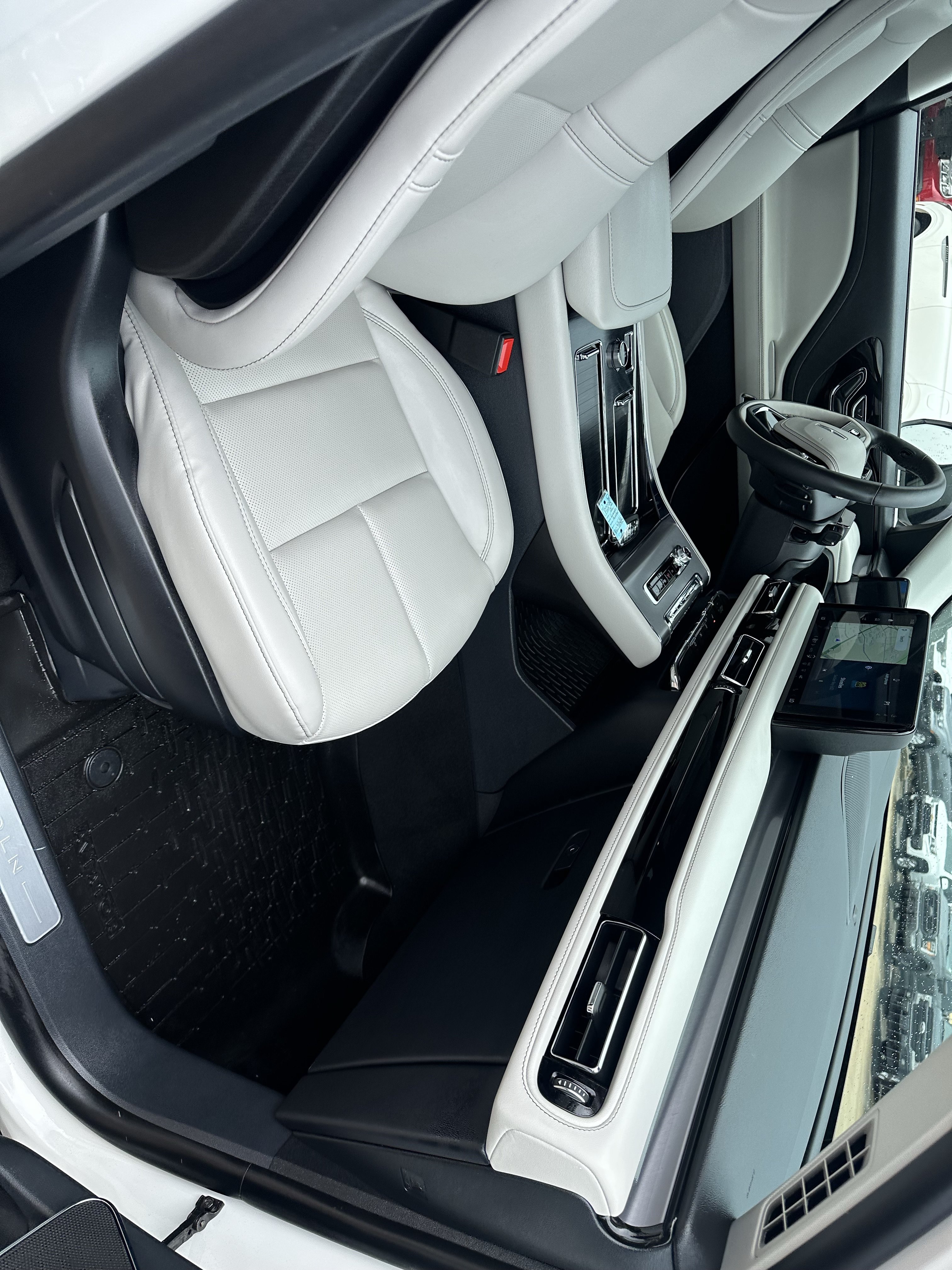 Used 2026 Lincoln Aviator AWD w/ Jet Appearance Package image 16