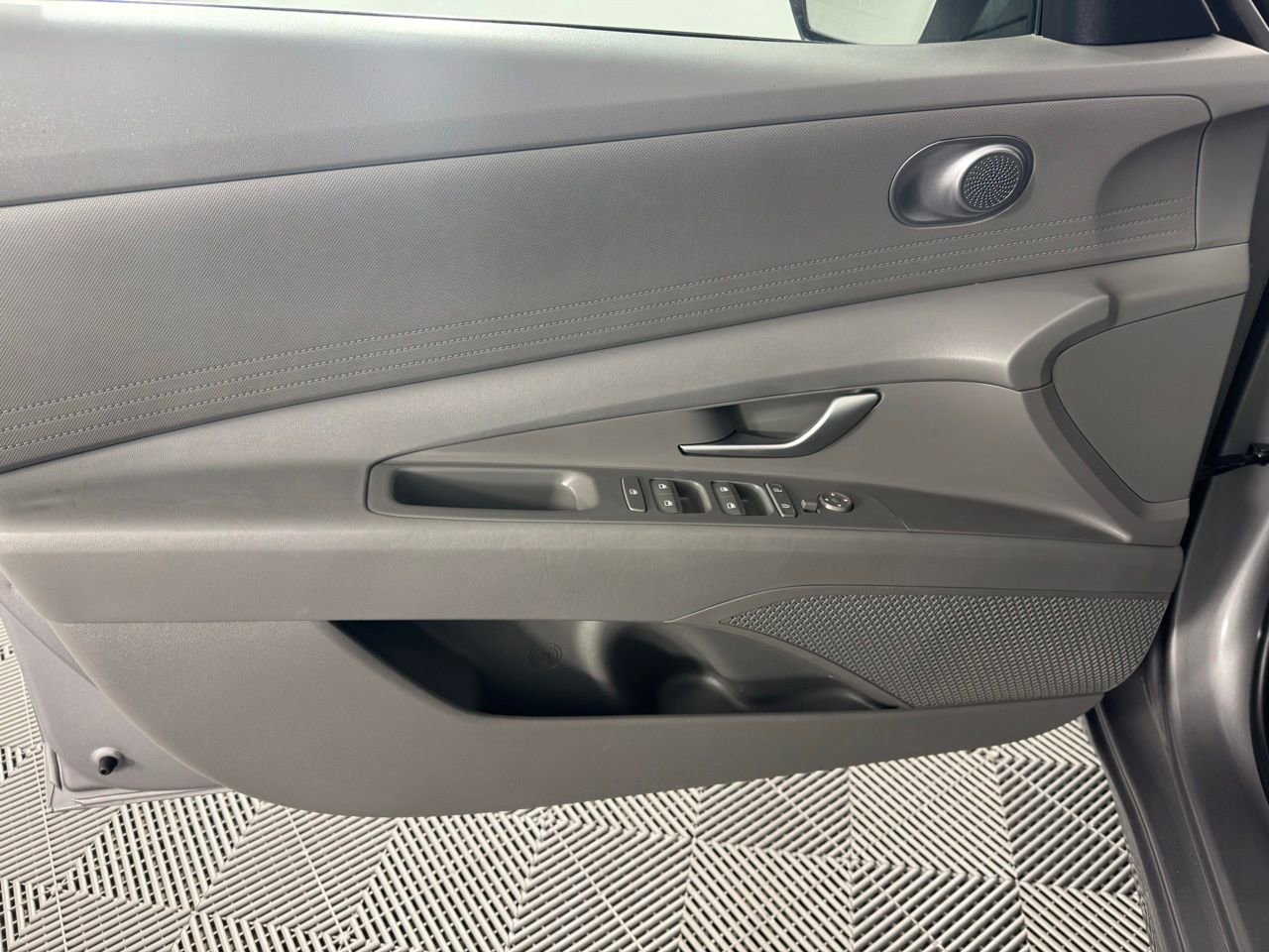 Used 2025 Hyundai Elantra SE image 9