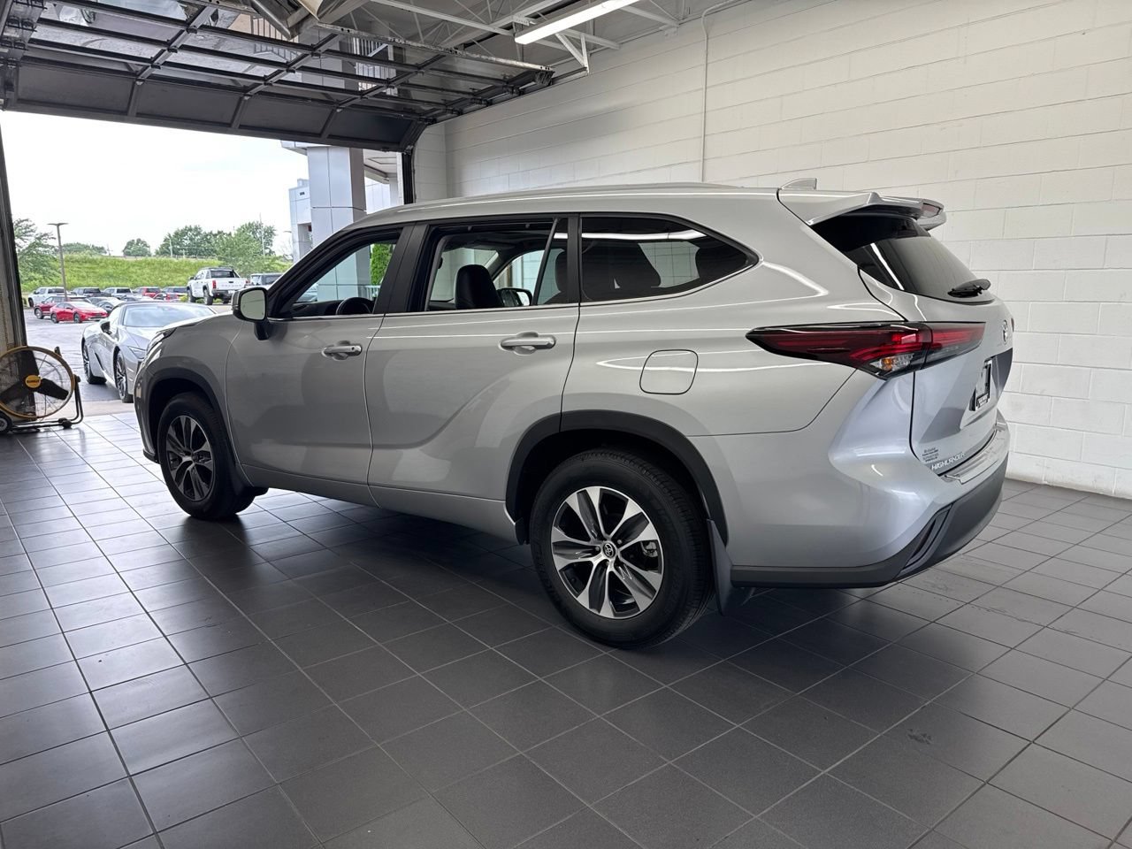 Used 2025 Toyota Highlander XLE AWD/4WD image 5