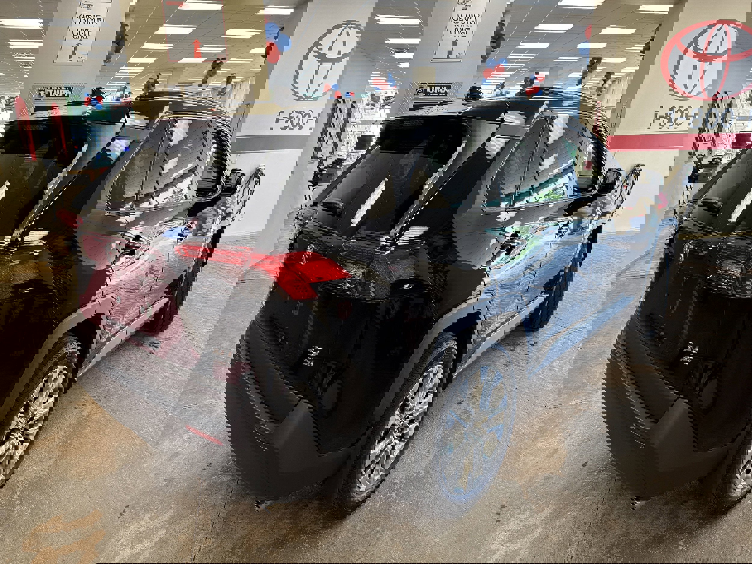 Used 2023 Toyota RAV4 XLE Premium image 10