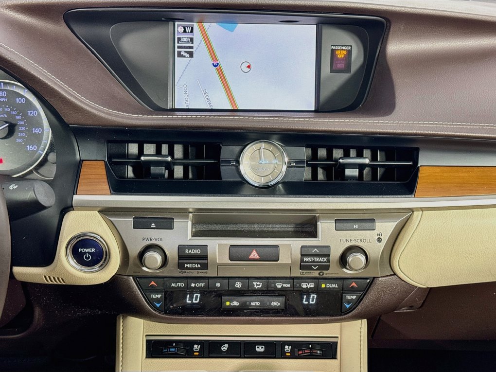 Used 2017 Lexus ES 300h w/ Luxury Package FWD image 32