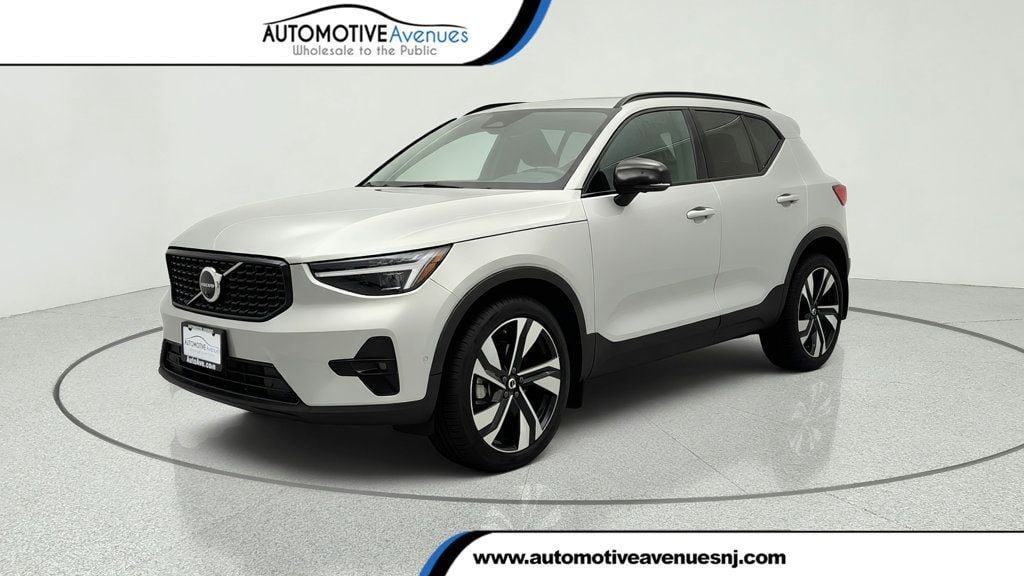 Used 2025 Volvo XC40 B5 Ultra w/ Climate Package AWD/4WD image 1