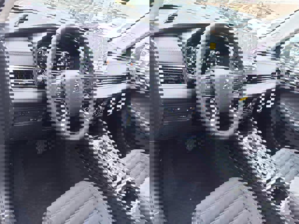 New 2025 Mitsubishi Outlander SE image 13