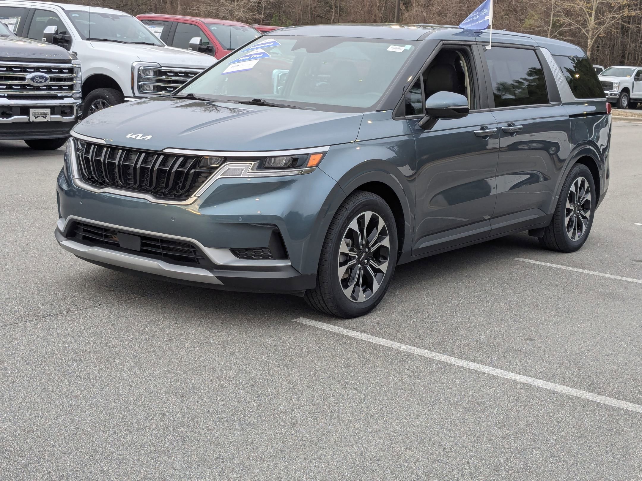 Used 2024 Kia Carnival EX image 8