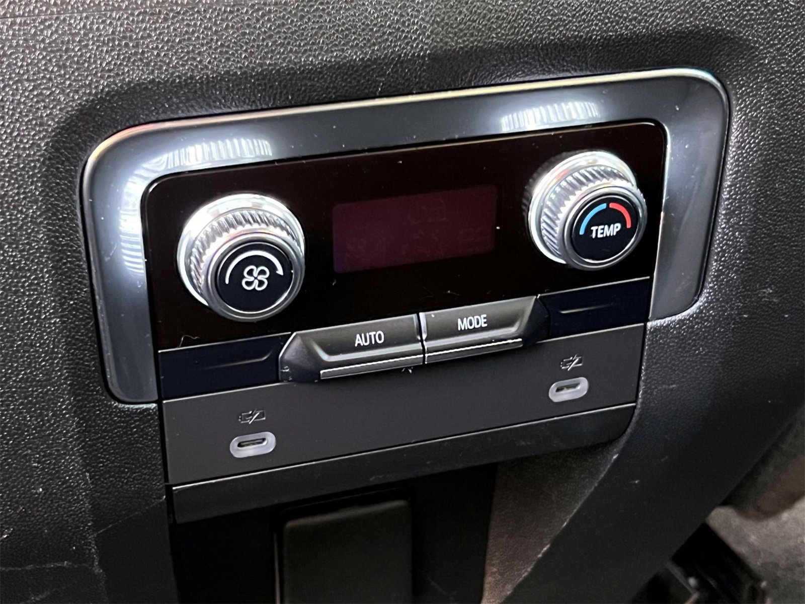 Used 2023 GMC Yukon XL SLT image 17