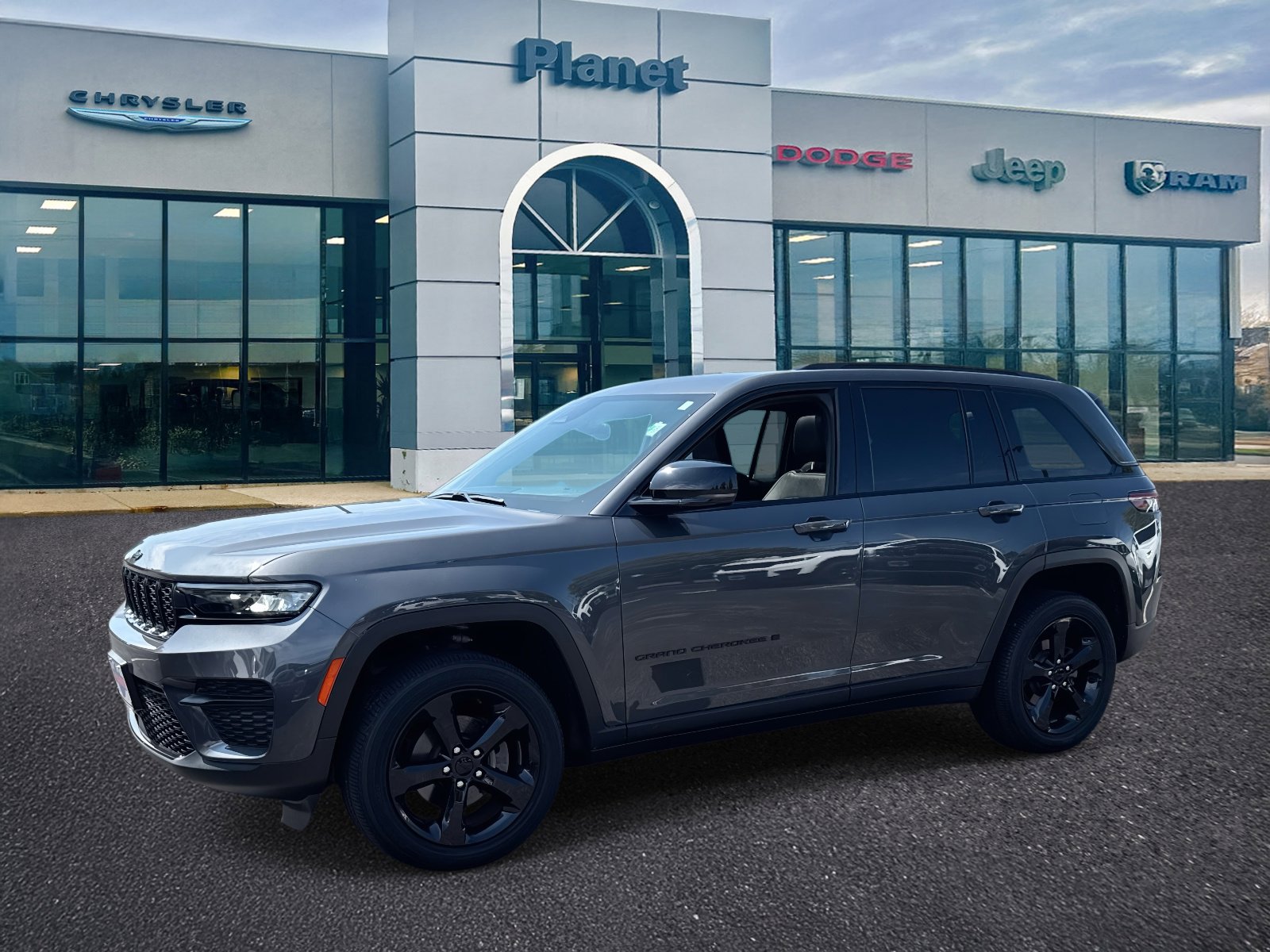 Used 2022 Jeep Grand Cherokee Altitude image 4