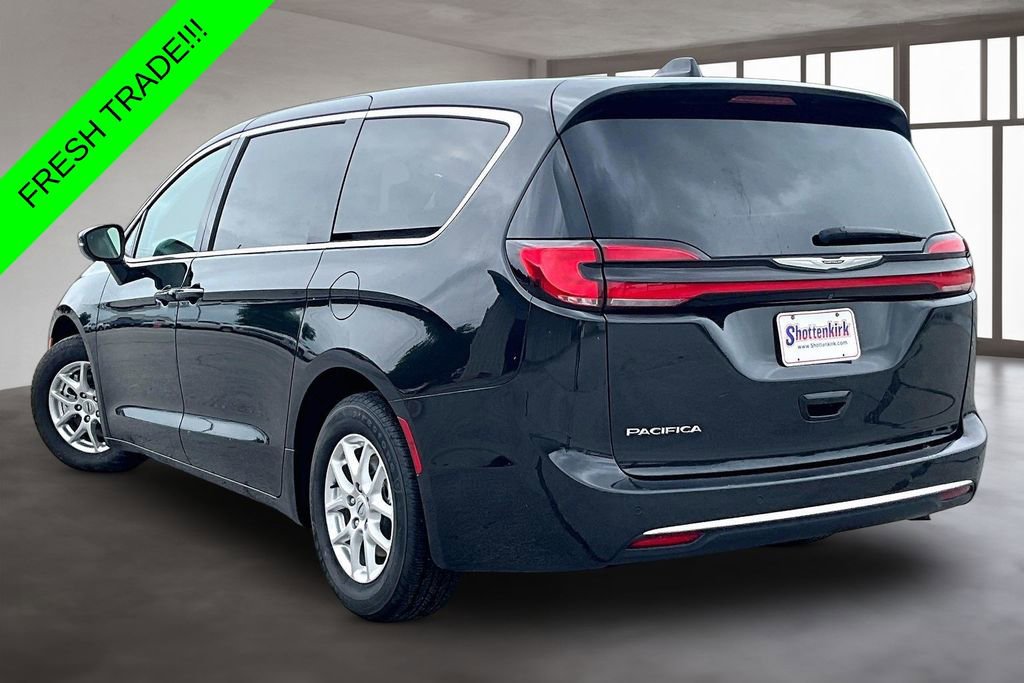 Used 2023 Chrysler Pacifica Touring-L FWD image 4