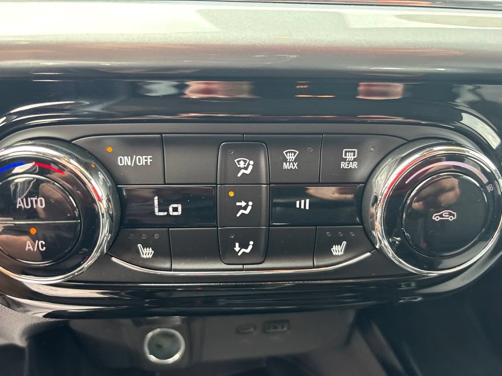 Used 2024 Chevrolet Trax LT w/ Sunroof Package FWD image 28