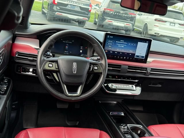 Used 2025 Lincoln Corsair Grand Touring w/ Towing Package AWD/4WD image 8