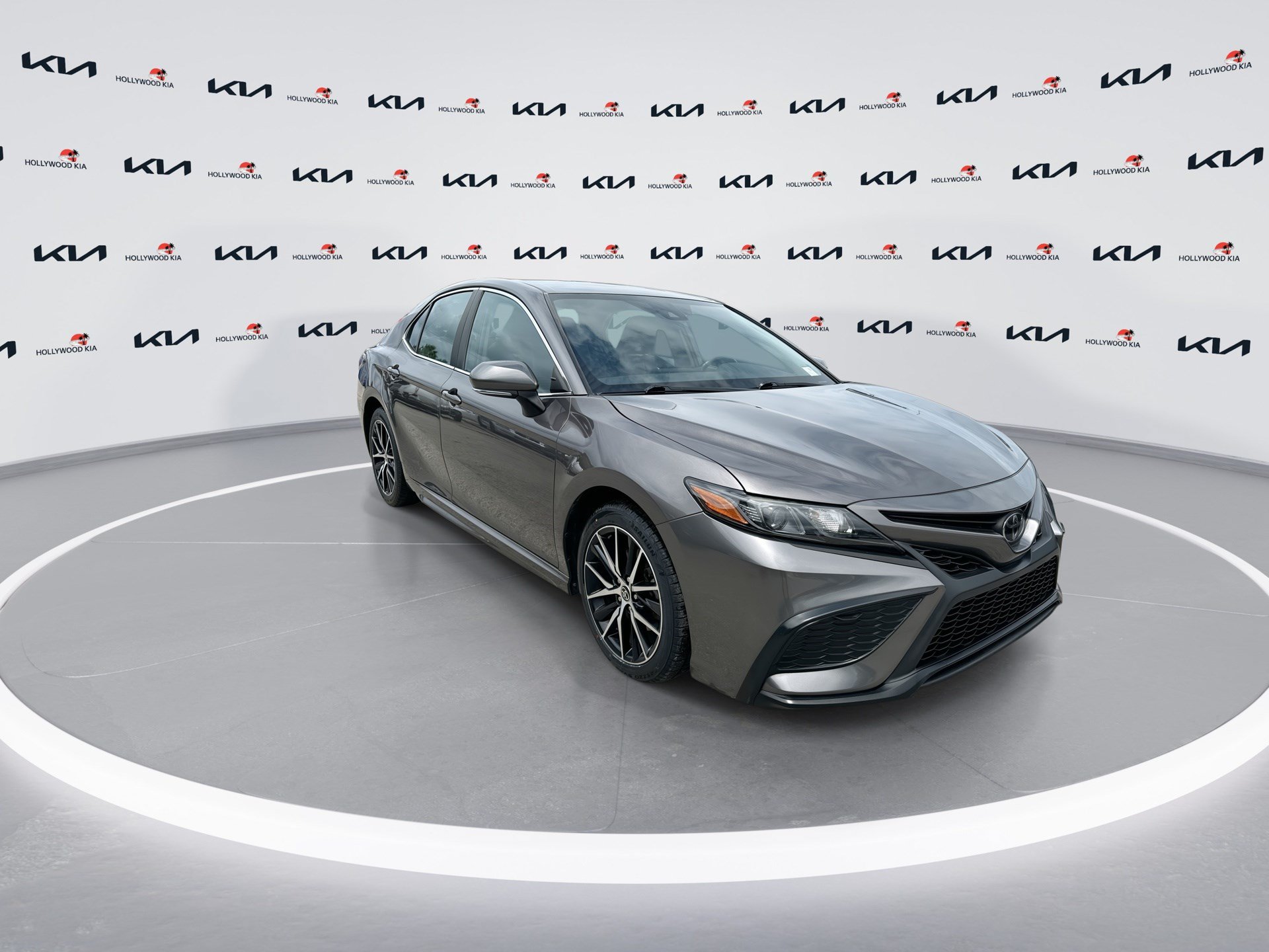 Used 2022 Toyota Camry SE FWD image 2
