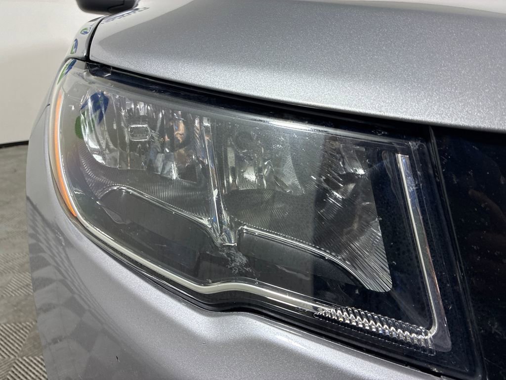 Used 2020 Jeep Compass Latitude image 2