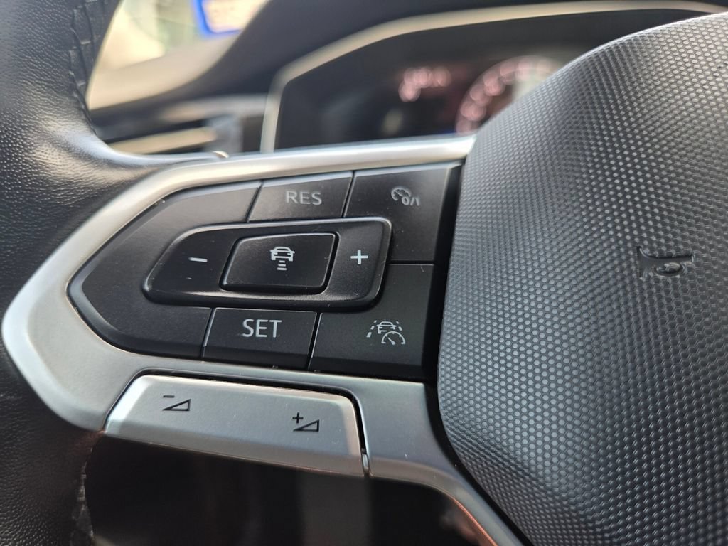Used 2025 Volkswagen Jetta SE FWD image 11