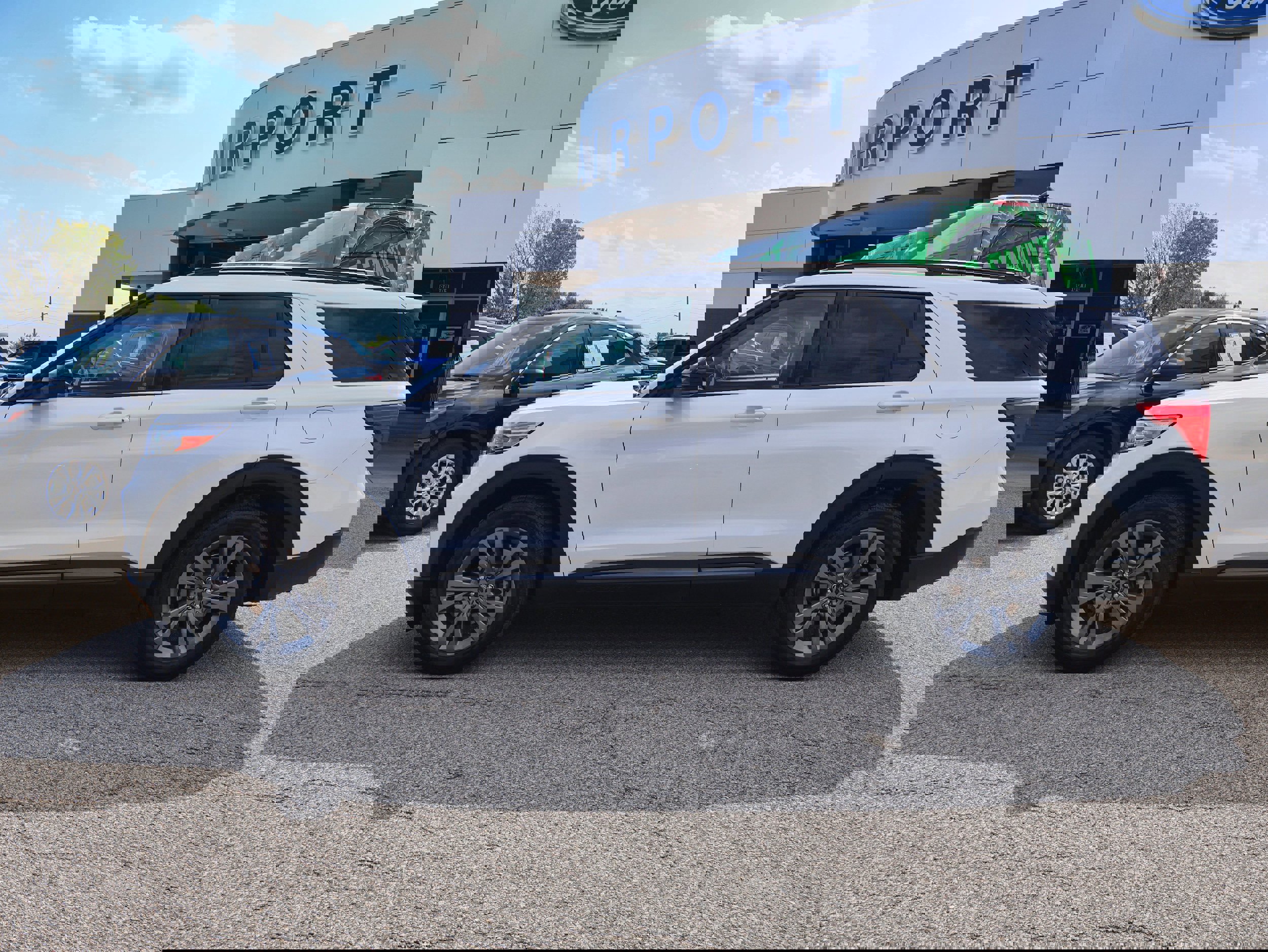 Used 2022 Ford Explorer XLT w/ Equipment Group 202A image 2