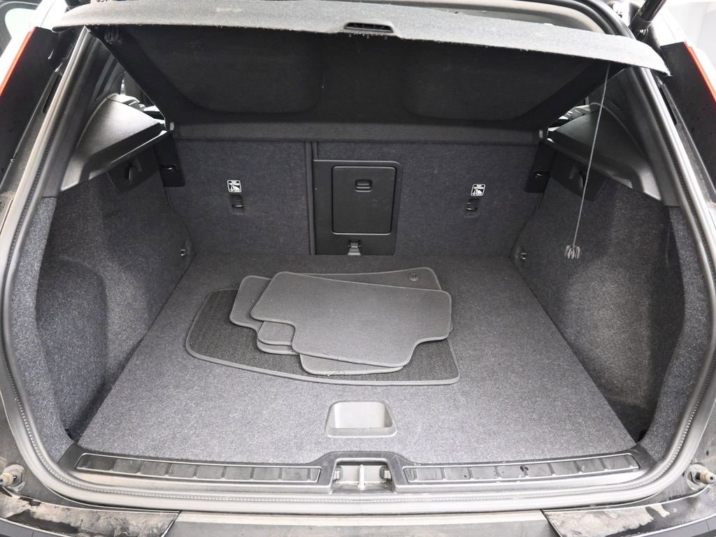 Certified 2025 Volvo XC40 B5 Core image 19