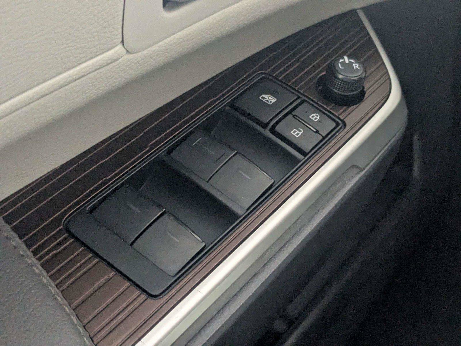 Certified 2024 Toyota Sienna XLE FWD image 17